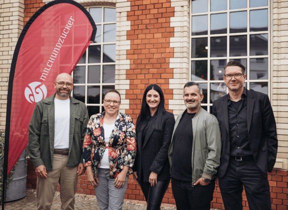 Gruppenbild der Geschäftsführer von milch & zucker, den Agency-Führern und CINO von EMBRACE