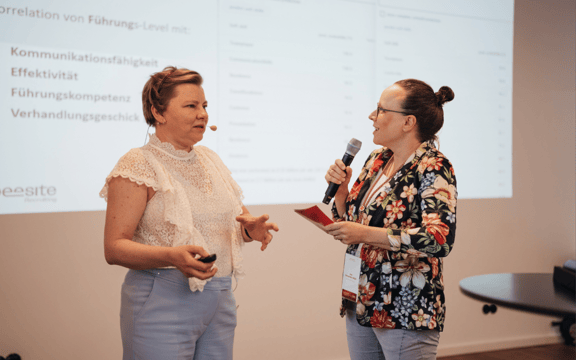 Zwei Frauen auf der Bühne während eines Vortrags auf den Fusion Days 2025