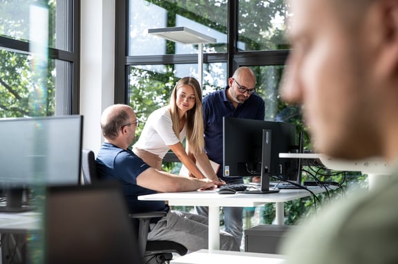 Teamarbeit am Schreibtisch
